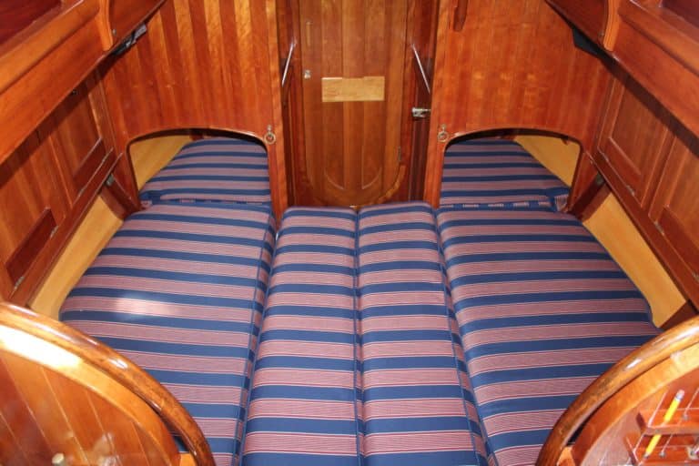 10 interior bunk at anchor 768x512