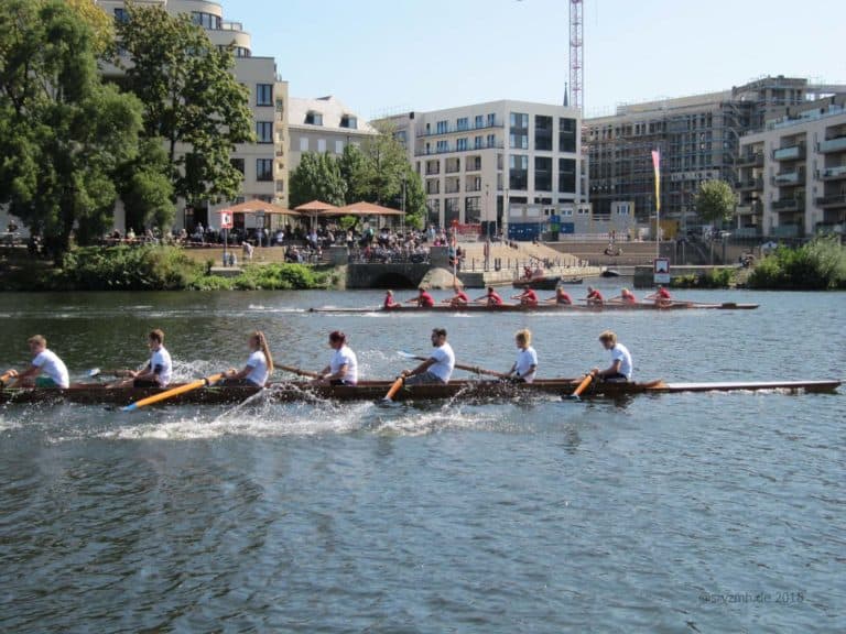 The race "Hagen" (background) against "Linde". "Hagen" won.