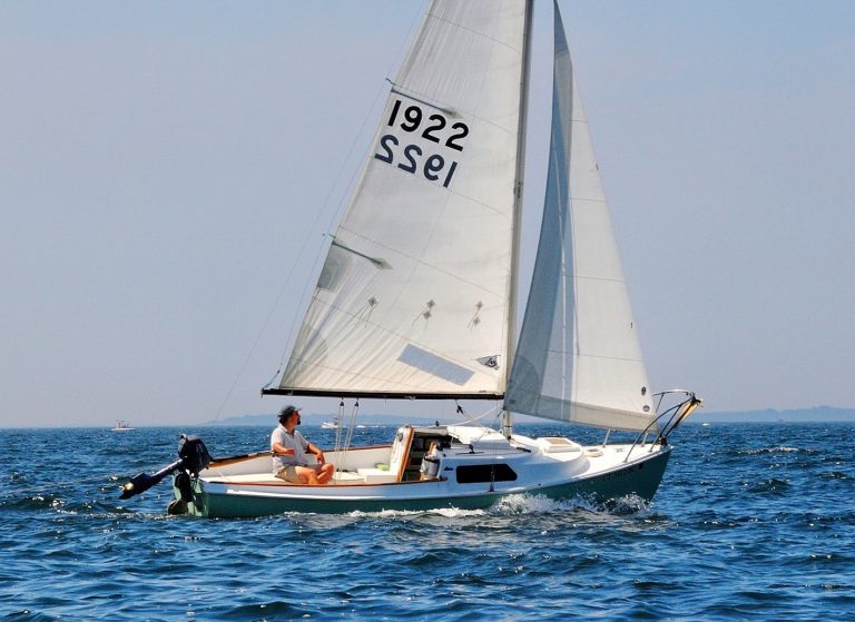 Sailing in Long Island Sound 768x559